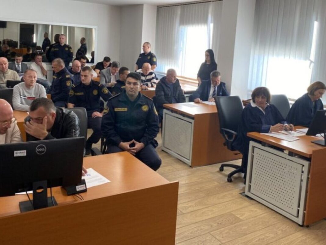Podignuta optužnica protiv tuzlanskih policajaca i profesora koji su maloljetnice navodili na prostituciju Podignuta optužnica protiv tuzlanskih policajaca i profesora koji su maloljetnice navodili na prostituciju