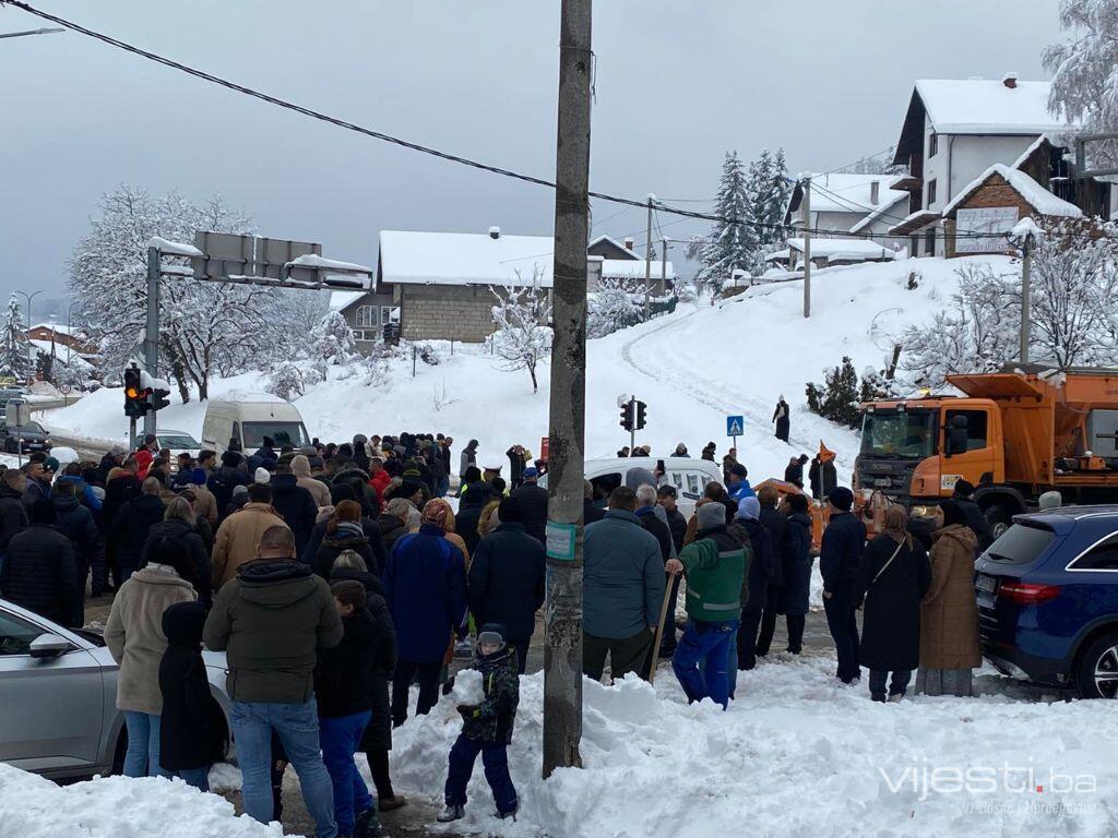 Protest u Simin Hanu: “21. vijek, a mi deset godina bez struje!” Protest u Simin Hanu: “21. vijek, a mi deset godina bez struje!”