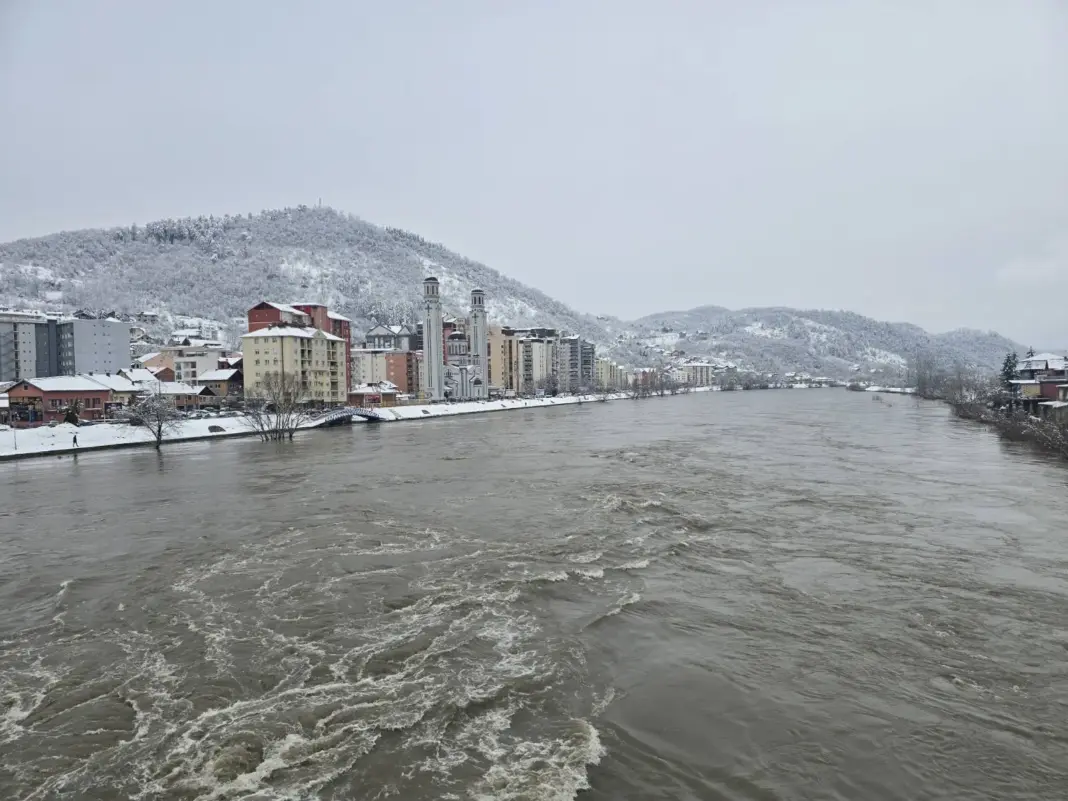 Zvornik i dalje u vanrednoj situaciji zbog visokog vodostaja Drine Zvornik i dalje u vanrednoj situaciji zbog visokog vodostaja Drine