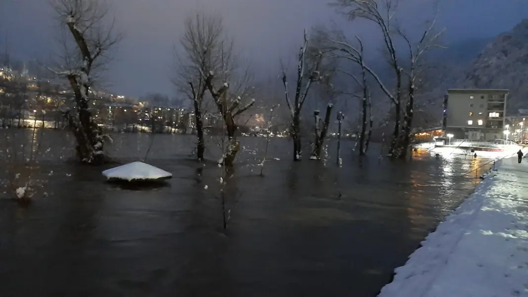 Drina prijeti Zvorniku, voda stigla do kuća u Karakaju Drina prijeti Zvorniku, voda stigla do kuća u Karakaju