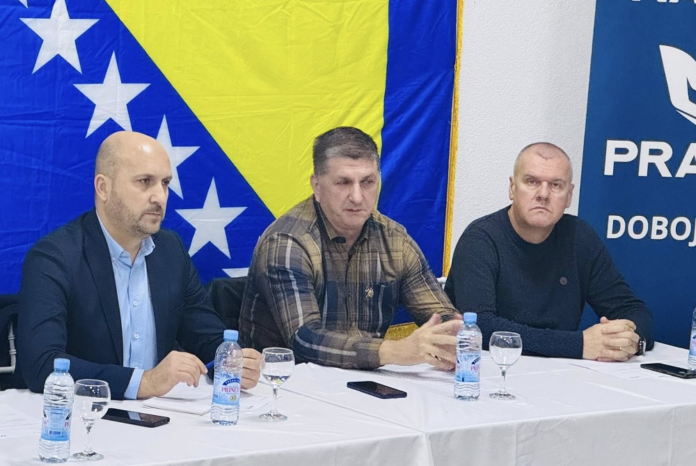 Smjena direktora Pošte u Tuzli uzdrmala koaliciju SDP-a i NiP-a Smjena direktora Pošte u Tuzli uzdrmala koaliciju SDP-a i NiP-a