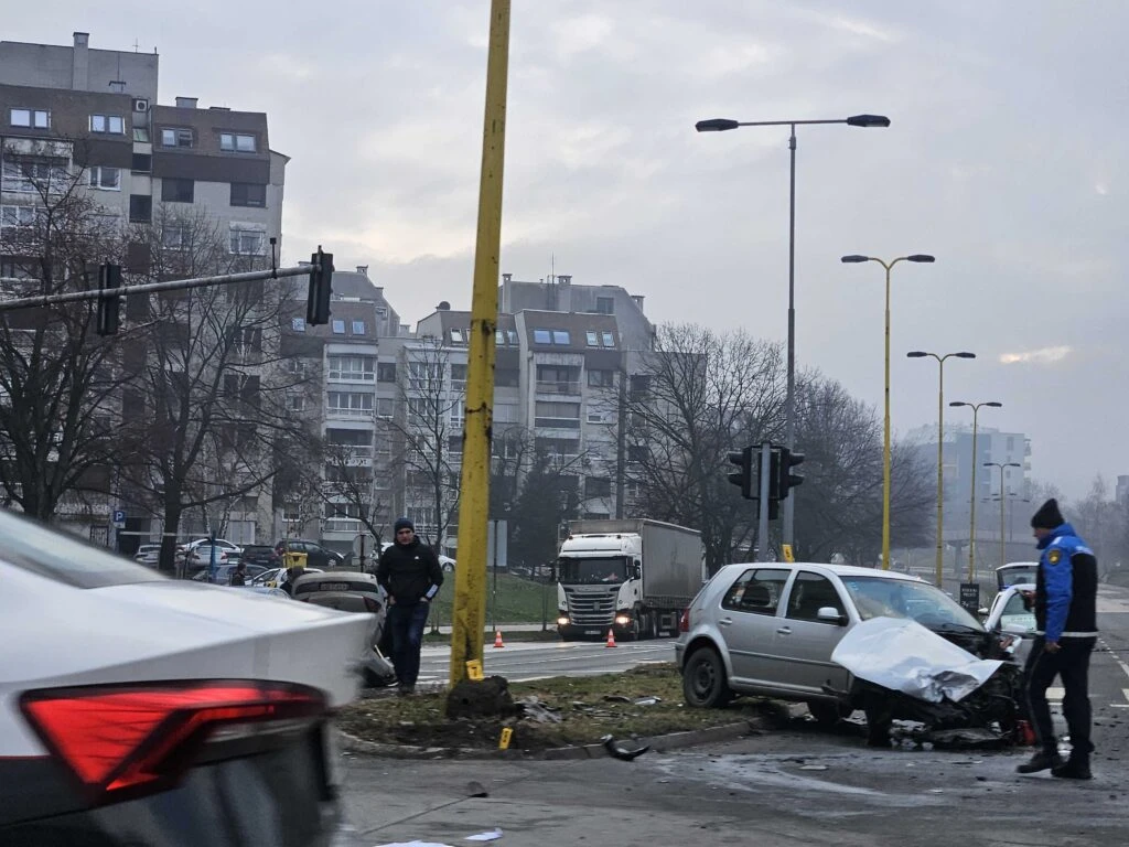 Teška saobraćajna nesreća u Tuzli, jedno vozilo na krovu, dvoje prevezeno u bolnicu Teška saobraćajna nesreća u Tuzli, jedno vozilo na krovu, dvoje prevezeno u bolnicu