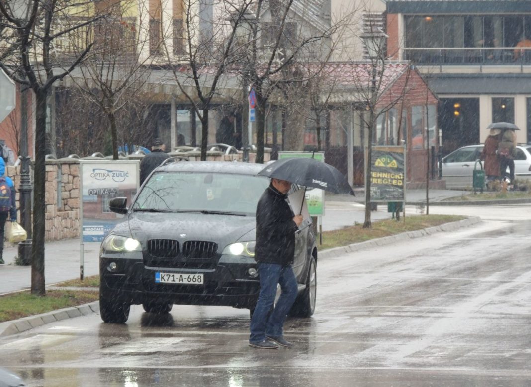 BIHAMK: Zbog novih padavina otežano saobraćanje, posebno preko planinskih prevoja, gdje snijega na cesti ima ponegdje i preko 5 cm BIHAMK: Zbog novih padavina otežano saobraćanje, posebno preko planinskih prevoja, gdje snijega na cesti ima ponegdje i preko 5 cm