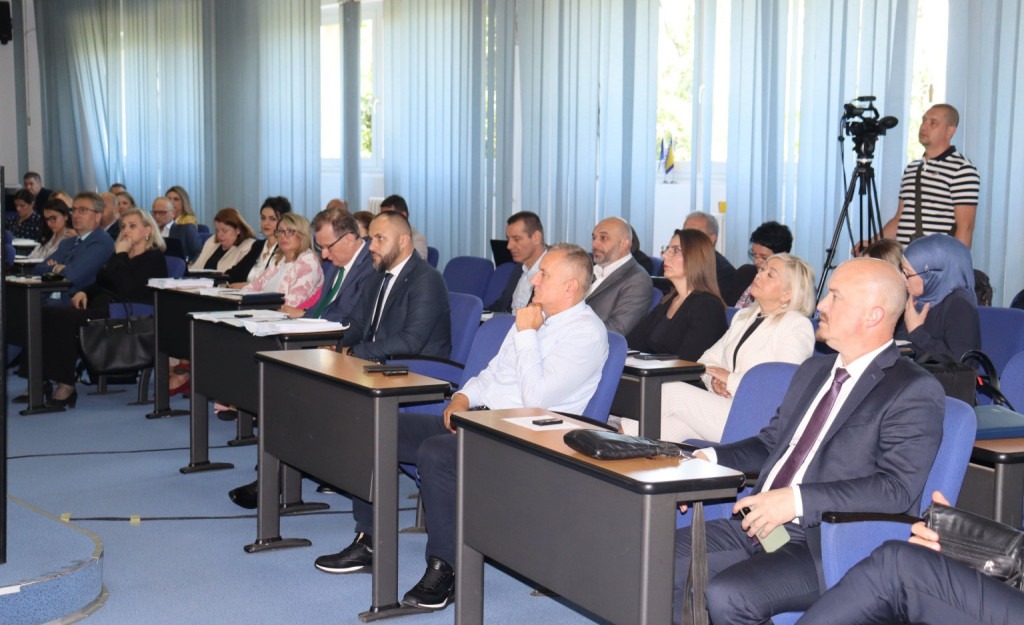 Šta je pozadina političke bure u Tuzlanskom kantonu na relaciji SDA-DF-Stranka za BiH i koja je uloga Smaje Mandžića? Šta je pozadina političke bure u Tuzlanskom kantonu na relaciji SDA-DF-Stranka za BiH i koja je uloga Smaje Mandžića?