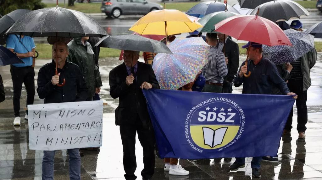 Nakon boraca, buran mart najavljuju i državni službenici i policajci: “Nemamo više strpljenja, iz godine u godinu nam kradu plate” Nakon boraca, buran mart najavljuju i državni službenici i policajci: “Nemamo više strpljenja, iz godine u godinu nam kradu plate”