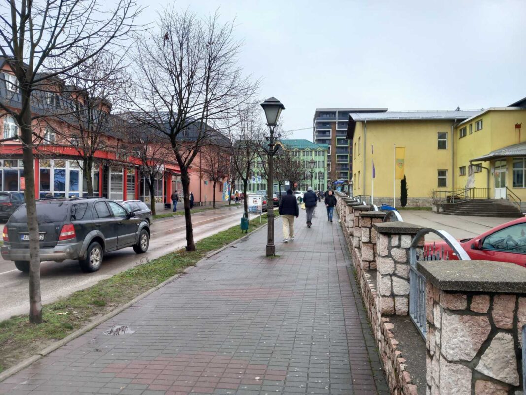 Danas u BiH oblačno, moguća slaba kiša, temperature između 5 i 10, na jugu do 13 stepeni Danas u BiH oblačno, moguća slaba kiša, temperature između 5 i 10, na jugu do 13 stepeni