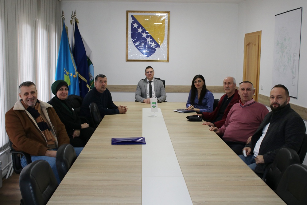 Općinski načelnik uručio štampače i kopir aparate direktorima svih škola u Kalesiji Općinski načelnik uručio štampače i kopir aparate direktorima svih škola u Kalesiji