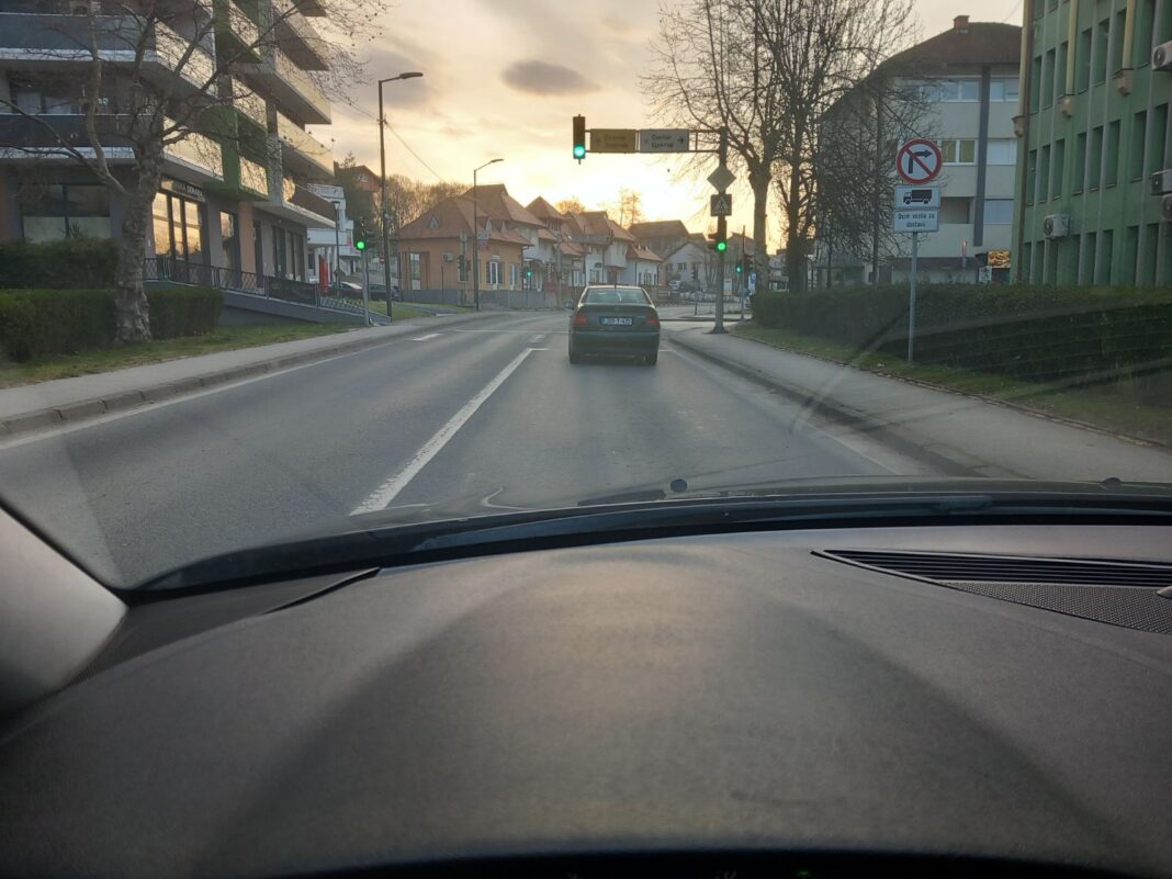 BIHAMK: Svjetlosna signalizacija na raskrsnici M-4 u Kalesiji privremeno van funkcije BIHAMK: Svjetlosna signalizacija na raskrsnici M-4 u Kalesiji privremeno van funkcije