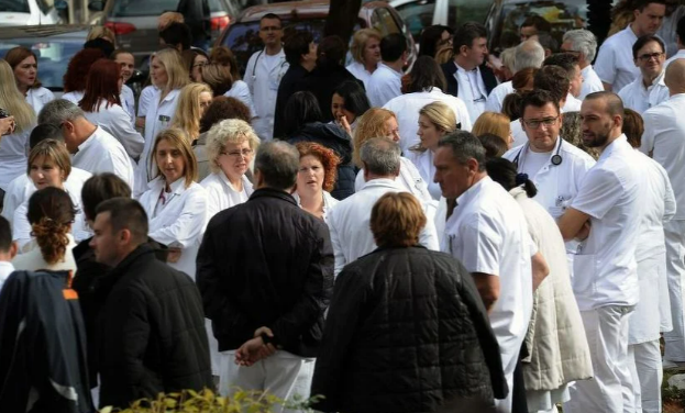 Spremaju proteste: Doktori u Tuzlanskom kantonu nisu zadovoljni ponudom Vlade TK Spremaju proteste: Doktori u Tuzlanskom kantonu nisu zadovoljni ponudom Vlade TK