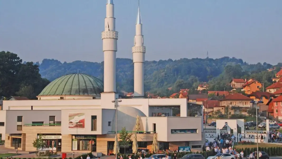 Centralna bajramska svečanost Muftijstva tuzlanskog bit će održana sutra u Džamiji “Kralj Abdullah” u Tuzli Centralna bajramska svečanost Muftijstva tuzlanskog bit će održana sutra u Džamiji “Kralj Abdullah” u Tuzli