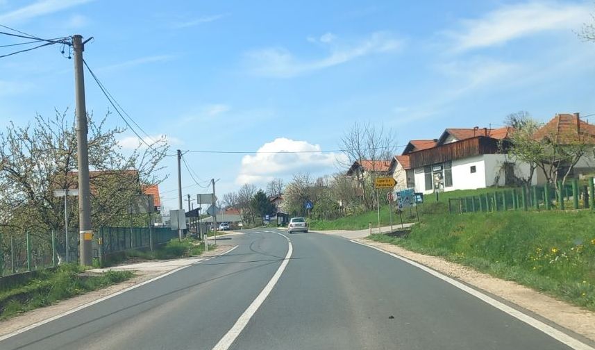 BIHAMK: Saobraća se po vlažnom ili mjestimično mokrom kolovozu, mogući odroni zemlje i kamenja BIHAMK: Saobraća se po vlažnom ili mjestimično mokrom kolovozu, mogući odroni zemlje i kamenja