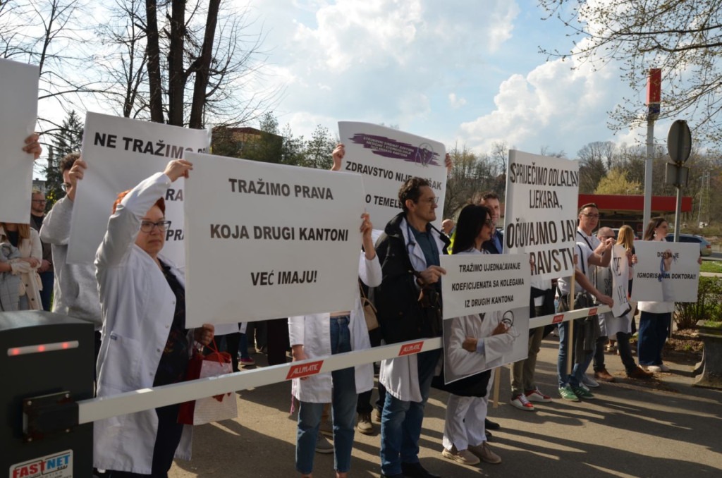 Strukovni sindikat doktora medicine i stomatologije TK uputio otvoreno pismo: Poštovani stanovnici Tuzlanskog kantona, IZVINITE! Strukovni sindikat doktora medicine i stomatologije TK uputio otvoreno pismo: Poštovani stanovnici Tuzlanskog kantona, IZVINITE!