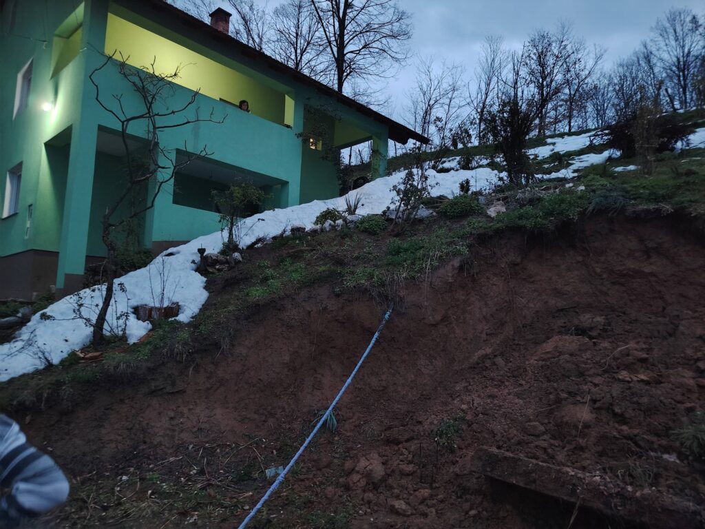 Nova klizišta aktivirala se na području Kalesije, ekipe na terenu kao i Komisija za procjenu štete Nova klizišta aktivirala se na području Kalesije, ekipe na terenu kao i Komisija za procjenu štete