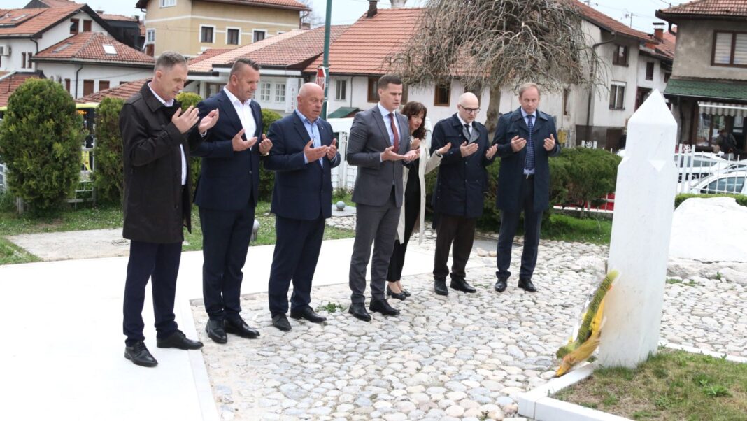 Povodom Dana ARBiH položeno cvijeće na šehidskom mezarju „Kovači“ Povodom Dana ARBiH položeno cvijeće na šehidskom mezarju „Kovači“