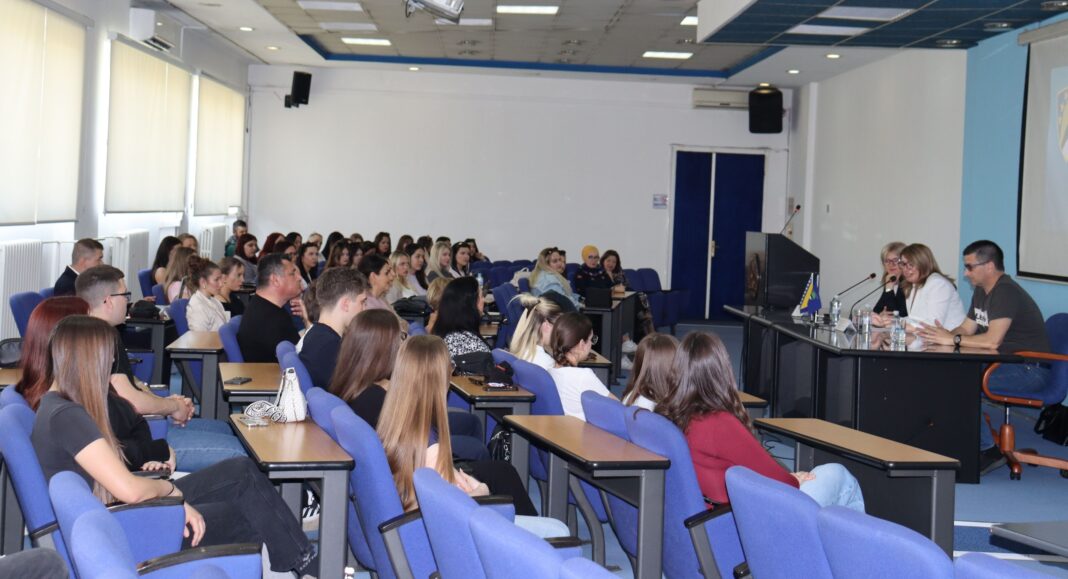 Učenici i profesori Ekonomske i upravne škole Osijek posjetili Skupštinu Tuzlanskog kantona Učenici i profesori Ekonomske i upravne škole Osijek posjetili Skupštinu Tuzlanskog kantona