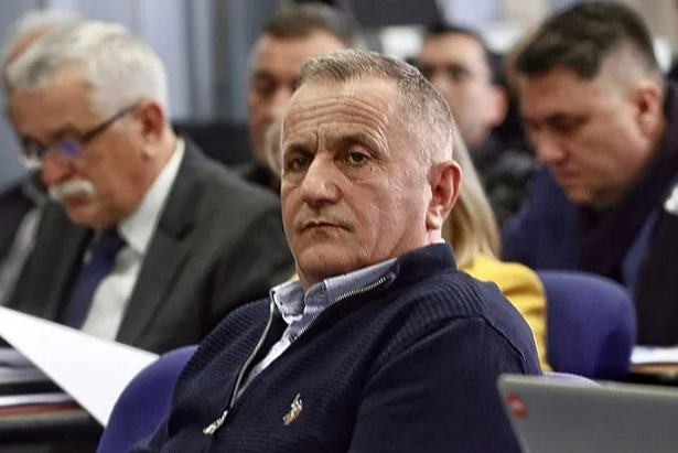 Zastupnik u Skupštini TK Smajo Mandžić (SDA) uslovno osuđen jer je pretukao stranačkog kolegu Begana Muhića Zastupnik u Skupštini TK Smajo Mandžić (SDA) uslovno osuđen jer je pretukao stranačkog kolegu Begana Muhića