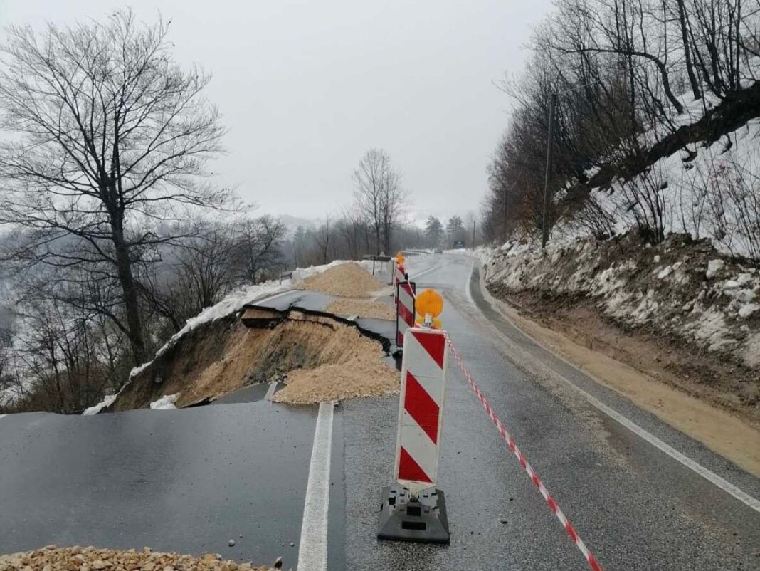 BIHAMK: Zbog velikog oštećenja, za saobraćaj svih vozila zatvorena je magistralna cesta Tuzla-Bijeljina BIHAMK: Zbog velikog oštećenja, za saobraćaj svih vozila zatvorena je magistralna cesta Tuzla-Bijeljina