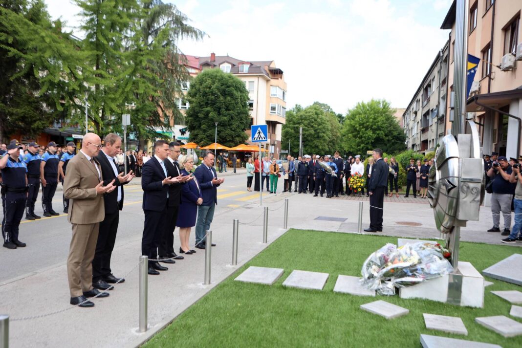 Svečano obilježen Dan policije Tuzlanskog kantona Svečano obilježen Dan policije Tuzlanskog kantona