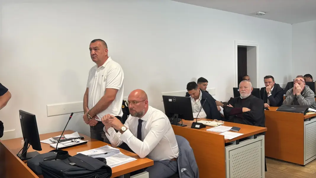 U toku suđenje tuzlanskim policajcima optuženim za navođenje maloljetnica na prostituciju U toku suđenje tuzlanskim policajcima optuženim za navođenje maloljetnica na prostituciju