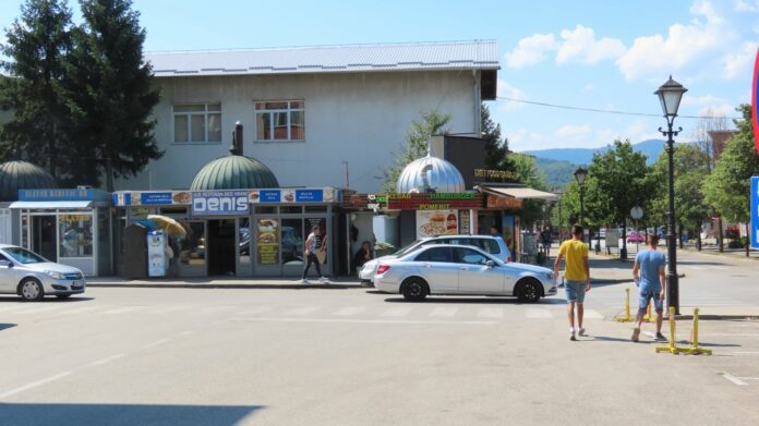 Danas umjereno do pretežno oblačno, poslije podne i tokom noći očekuju se lokalni pljuskovi, koji mogu biti praćeni grmljavinom Danas umjereno do pretežno oblačno, poslije podne i tokom noći očekuju se lokalni pljuskovi, koji mogu biti praćeni grmljavinom