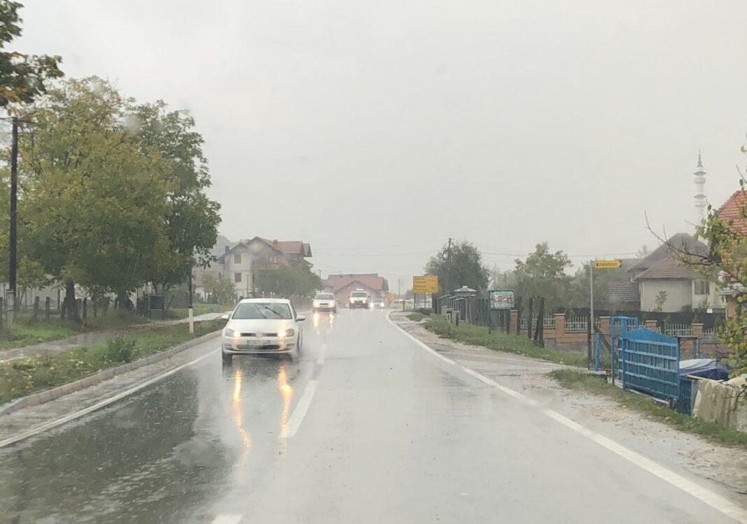 BIHAMK: Zbog kiše koja je padala ili još uvijek pada, kolovozi su mokri što zahtijeva pojačan oprez u saobraćaju BIHAMK: Zbog kiše koja je padala ili još uvijek pada, kolovozi su mokri što zahtijeva pojačan oprez u saobraćaju