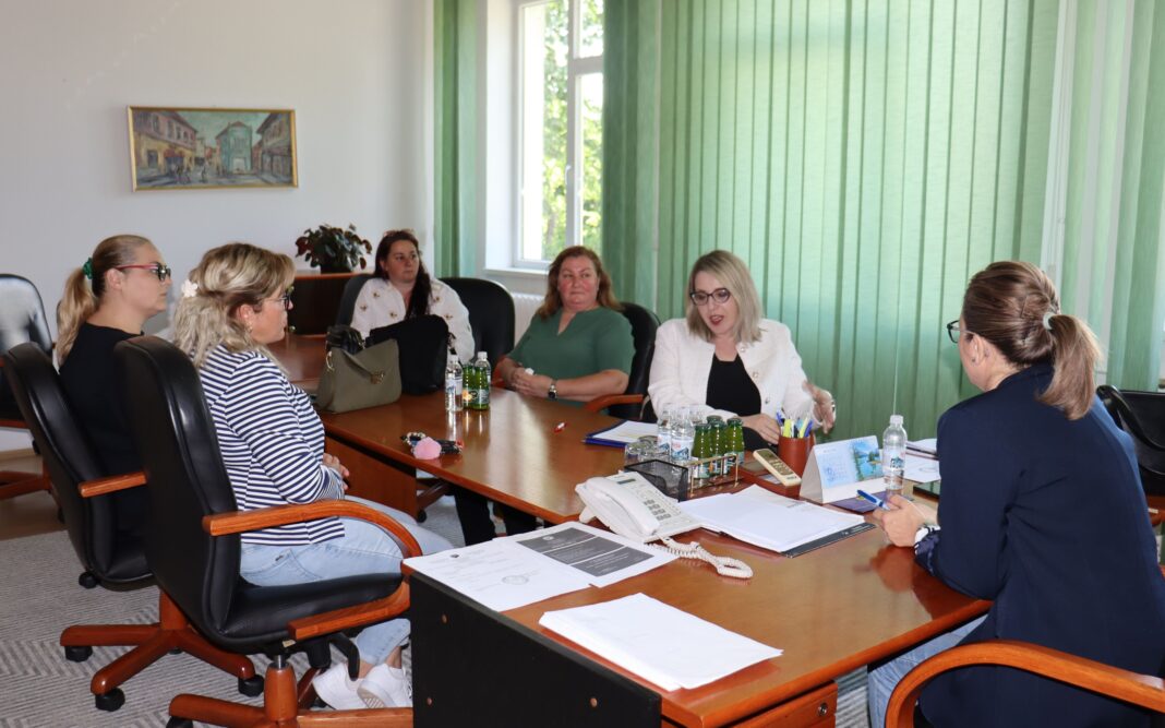 Predsjednica Skupštine Tuzlanskog kantona primila predstavnike Udruženja „PIPOL“ i roditelja djece oboljele i izliječene od raka i drugih teških i rijetkih oboljenja Predsjednica Skupštine Tuzlanskog kantona primila predstavnike Udruženja „PIPOL“ i roditelja djece oboljele i izliječene od raka i drugih teških i rijetkih oboljenja