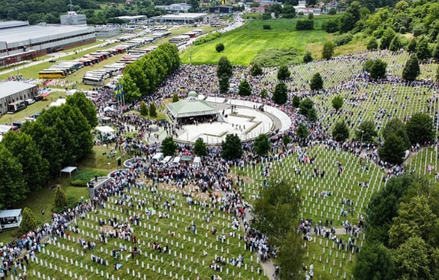 Posmrtni ostaci osam žrtava genocida u Srebrenici spremni za ukop 11. jula u Potočarima Posmrtni ostaci osam žrtava genocida u Srebrenici spremni za ukop 11. jula u Potočarima