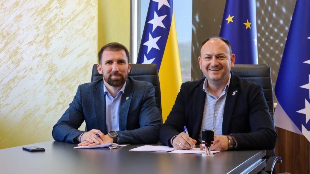 Ministar Delić i generalni sekretar Crvenog križa FBiH potpisali Ugovor: Osigurano zapošljavanje novih 19 gerontodomaćica u Federaciji BiH Ministar Delić i generalni sekretar Crvenog križa FBiH potpisali Ugovor: Osigurano zapošljavanje novih 19 gerontodomaćica u Federaciji BiH