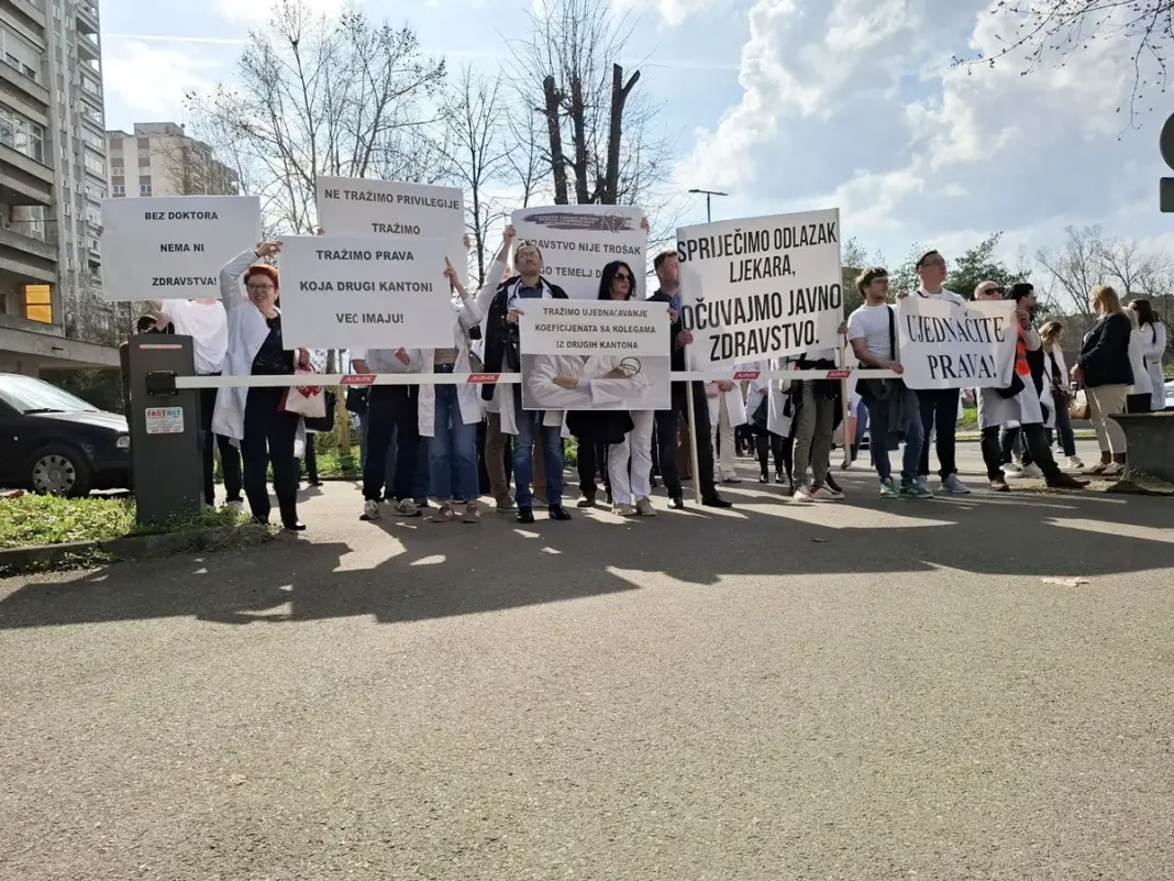 Doktori u TK idu u generalni štrajk: Zbrinjavat će samo hitne slučajeve i pacijente čiji su životi ugroženi Doktori u TK idu u generalni štrajk: Zbrinjavat će samo hitne slučajeve i pacijente čiji su životi ugroženi