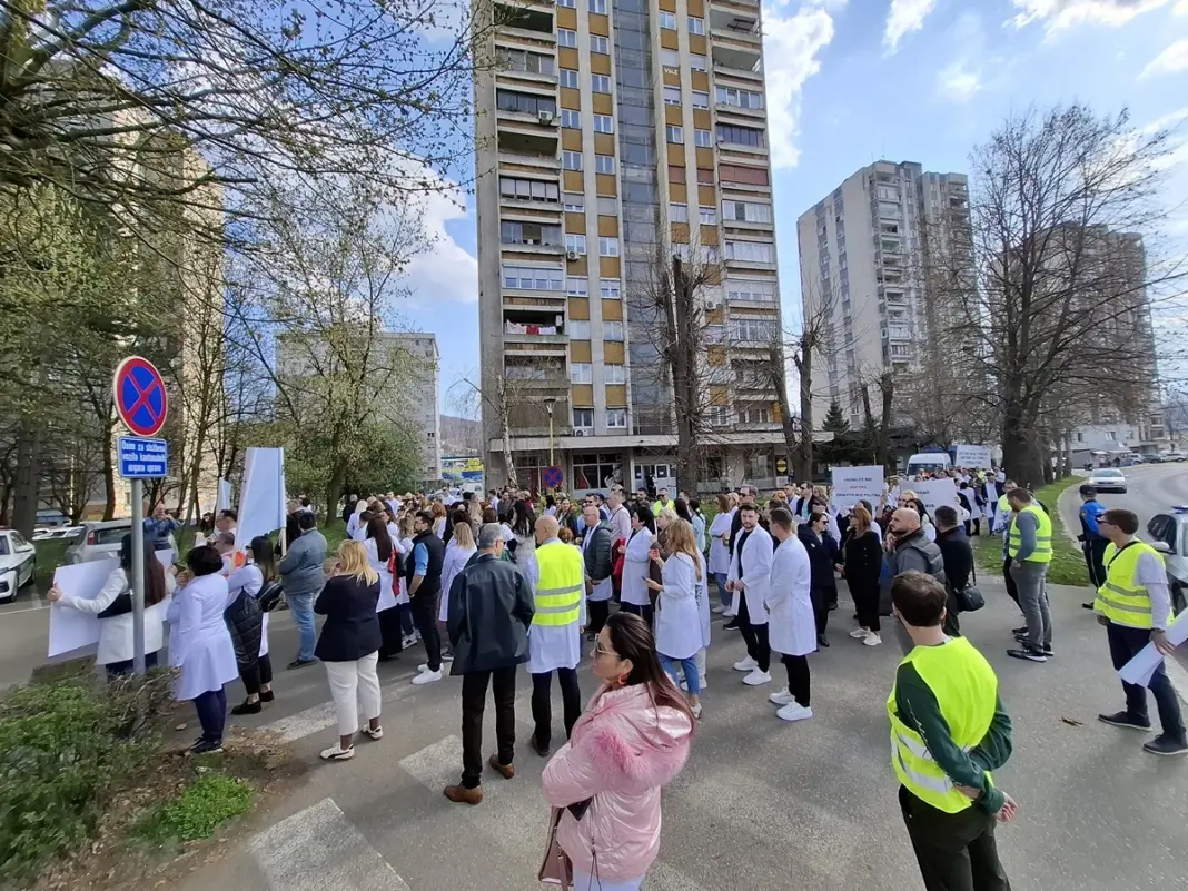 Ljekari u Tuzlanskom kantonu od danas u generalnom štrajku Ljekari u Tuzlanskom kantonu od danas u generalnom štrajku