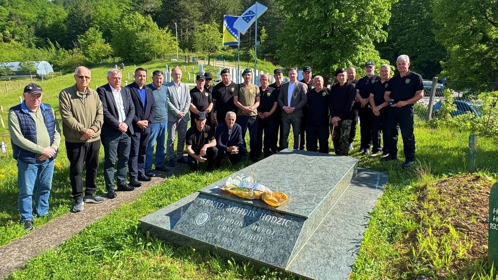 Obilježena godišnjica pogibije heroja Senada Mehdina Hodžića u Hemlijašima i Sapni Obilježena godišnjica pogibije heroja Senada Mehdina Hodžića u Hemlijašima i Sapni