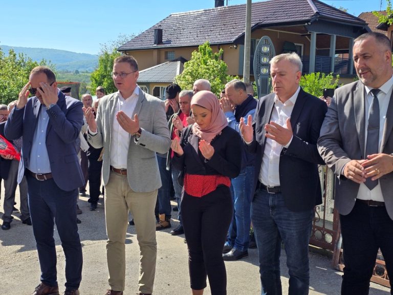 Obilježena godišnjica ubistva Nefise Osmančević, prve civilne žrtve agresije na Kalesiju Obilježena godišnjica ubistva Nefise Osmančević, prve civilne žrtve agresije na Kalesiju