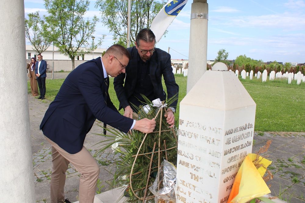 Općinski načelnik sa delegacijom Zuga posjetio Memorijalni centar Kalesija Gornja Općinski načelnik sa delegacijom Zuga posjetio Memorijalni centar Kalesija Gornja