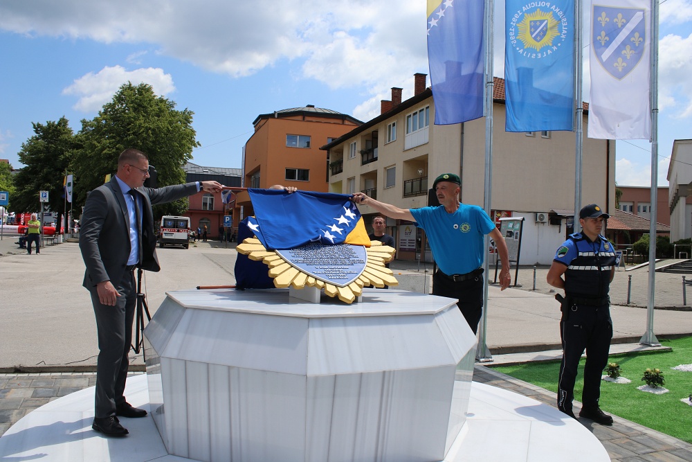 U Kalesiji otkriveno spomen-obilježje policajcima ubijenim tokom agresije U Kalesiji otkriveno spomen-obilježje policajcima ubijenim tokom agresije