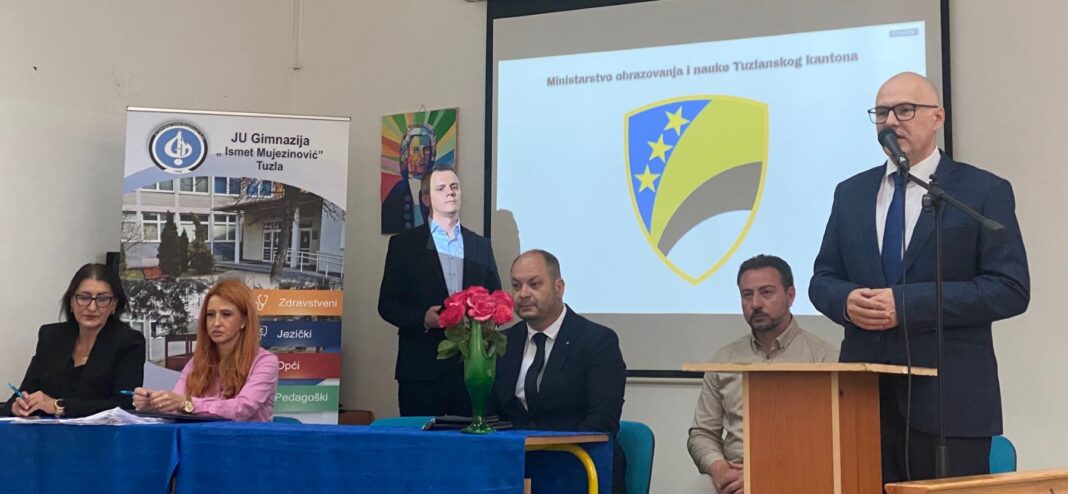 Stipendijama nagrađeno 47 srednjoškolaca nacionalnih manjina Stipendijama nagrađeno 47 srednjoškolaca nacionalnih manjina