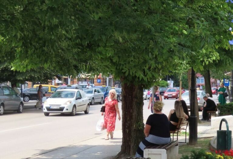 Danas sunčano vrijeme uz umjerenu oblačnost, u drugoj polovini dana lokalni pljuskovi sa grmljavinom Danas sunčano vrijeme uz umjerenu oblačnost, u drugoj polovini dana lokalni pljuskovi sa grmljavinom