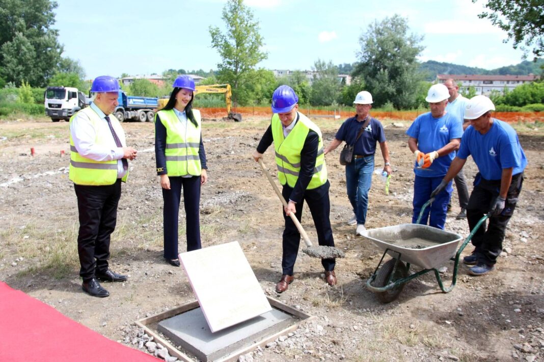 Polaganjem kamena temeljca za novu zgradu Općinskog suda u Lukavcu napravljen historijski iskorak za pravosuđe Polaganjem kamena temeljca za novu zgradu Općinskog suda u Lukavcu napravljen historijski iskorak za pravosuđe