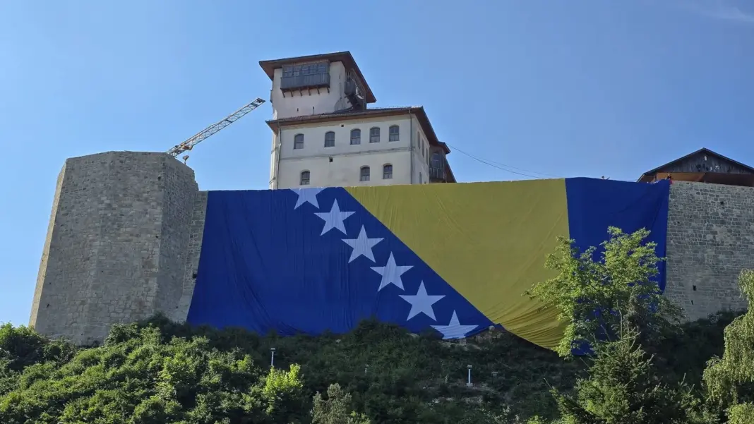 Najveća zastava BiH zavijorila se na Kuli Zmaja od Bosne u Gradačcu Najveća zastava BiH zavijorila se na Kuli Zmaja od Bosne u Gradačcu