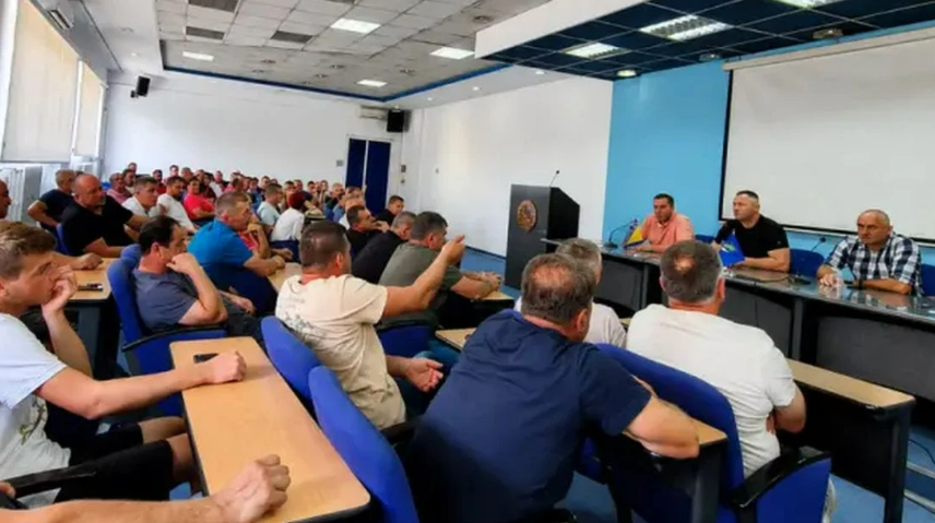 Mljekari u FBiH dali deset dana roka za isplatu poticaja ili idu protesti pa i blokade cesta Mljekari u FBiH dali deset dana roka za isplatu poticaja ili idu protesti pa i blokade cesta