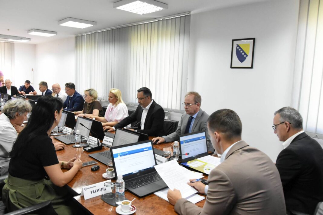 Skoro milion KM za programe podrške mladima Skoro milion KM za programe podrške mladima