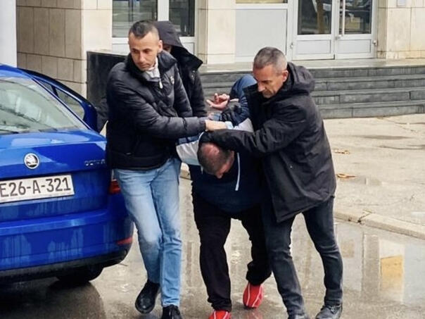 Gordeljeviću potvrđena optužnica: Nakon pljačke zlatare u Kalesiji pucao na policajce Gordeljeviću potvrđena optužnica: Nakon pljačke zlatare u Kalesiji pucao na policajce