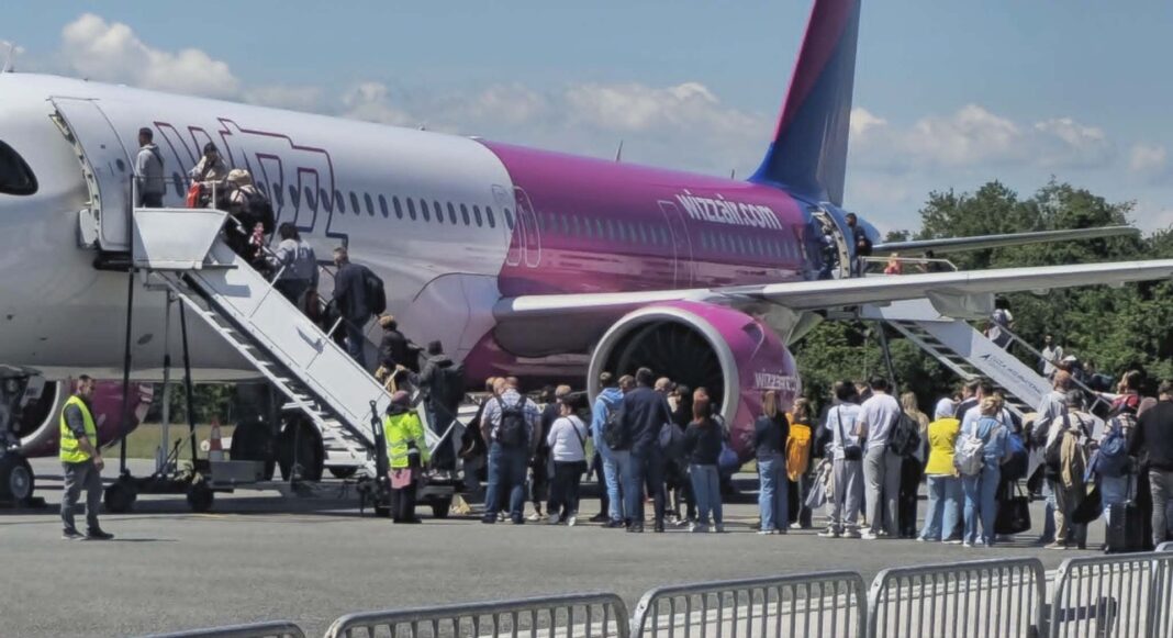 Aerodrom Tuzla u augustu bilježi oko 52.000 putnika: Moguća rekordna godina Aerodrom Tuzla u augustu bilježi oko 52.000 putnika: Moguća rekordna godina
