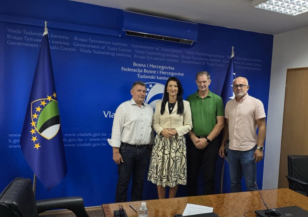 Socijalni partneri u TK postigli dogovor: Potpisani aneksi sporazuma o plaćama i Kolektivnog ugovora za državne službenike Socijalni partneri u TK postigli dogovor: Potpisani aneksi sporazuma o plaćama i Kolektivnog ugovora za državne službenike