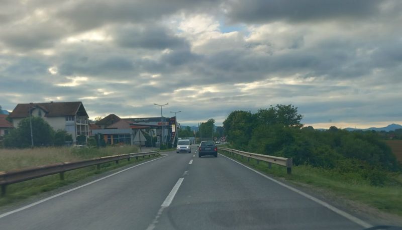 BIHAMK: Saobraća po suhom i mjestimično vlažnom kolovozu, duge kolone vozila na graničnim prelazima BIHAMK: Saobraća po suhom i mjestimično vlažnom kolovozu, duge kolone vozila na graničnim prelazima