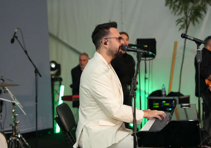 Veličanstvena noć s Petrom Grašom u Festivalskoj bašti: Bingo još jednom pokazao da je Naše mjesto za sve Veličanstvena noć s Petrom Grašom u Festivalskoj bašti: Bingo još jednom pokazao da je Naše mjesto za sve