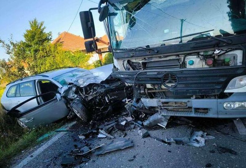 Teška nesreća u Vukovijama Donjim: Povrijeđene tri osobe Teška nesreća u Vukovijama Donjim: Povrijeđene tri osobe