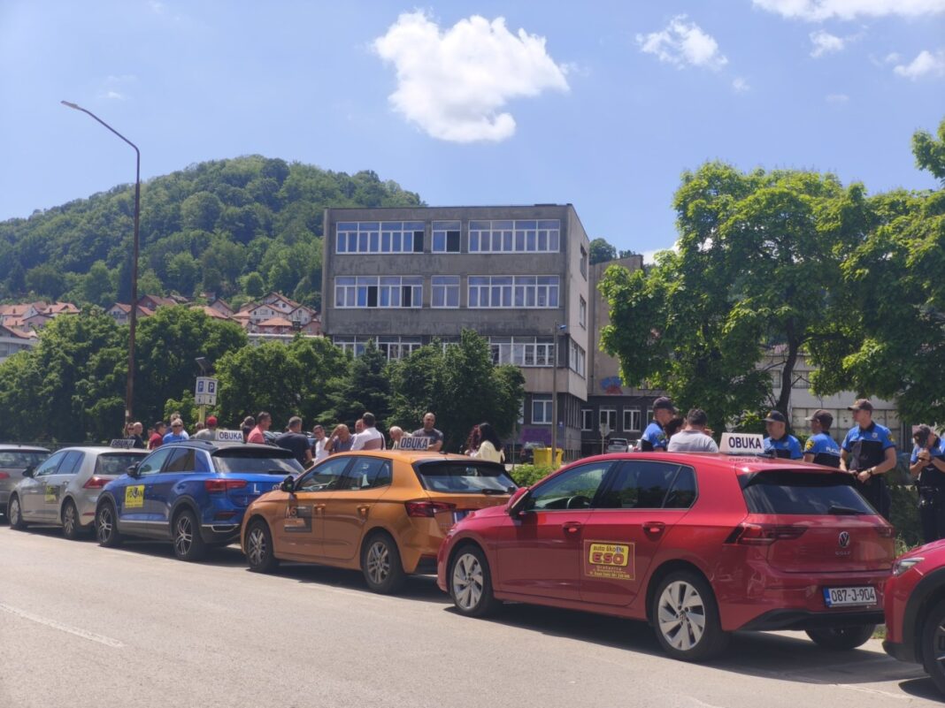 Autoškole u Tuzli danas će ponovo izaći na proteste Autoškole u Tuzli danas će ponovo izaći na proteste