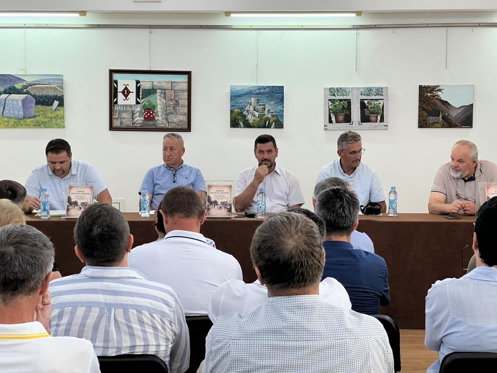 U BKC-u Kalesija predstavljena knjiga „Između tradicije i moderne“, autora Omera Zulića U BKC-u Kalesija predstavljena knjiga „Između tradicije i moderne“, autora Omera Zulića