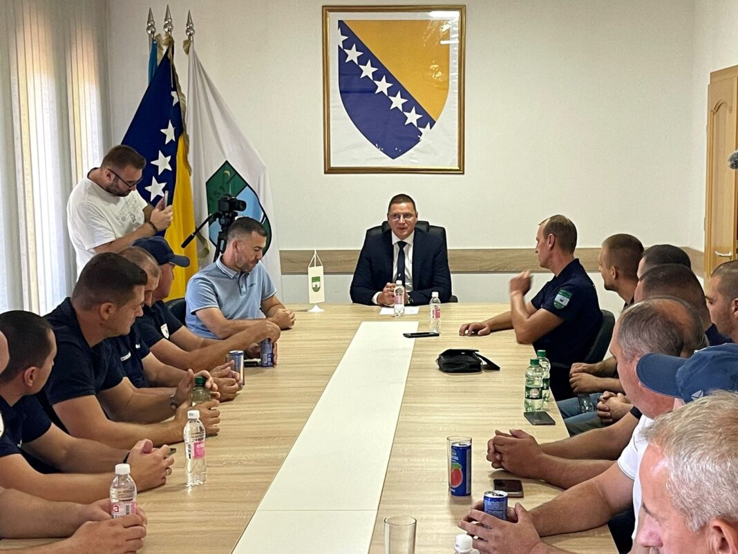Kalesija pokazala snagu zajedništva: zahvalnost svima koji su učestvovali u gašenju požara Kalesija pokazala snagu zajedništva: zahvalnost svima koji su učestvovali u gašenju požara