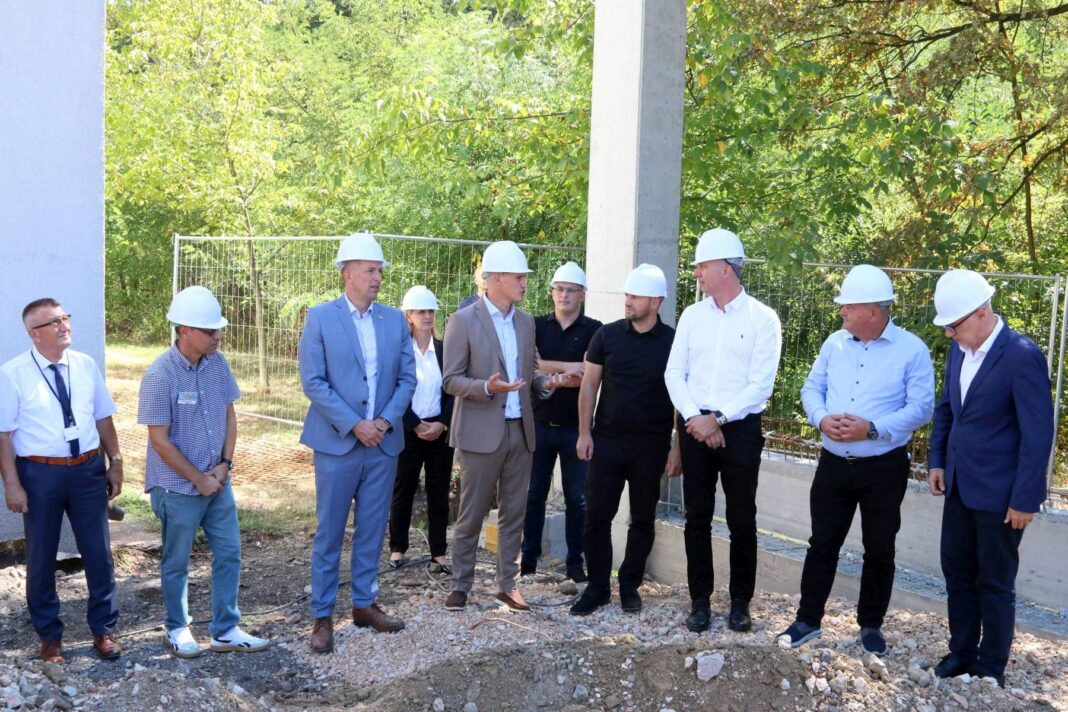 Vlada TK posjetila OŠ „Živinice Gornje“, jedno od devet gradilišta školskih sala Vlada TK posjetila OŠ „Živinice Gornje“, jedno od devet gradilišta školskih sala